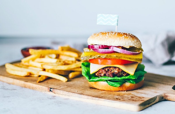 Kendi dokunuşlarınla lezzet kattığın bir ev yapımı hamburger!