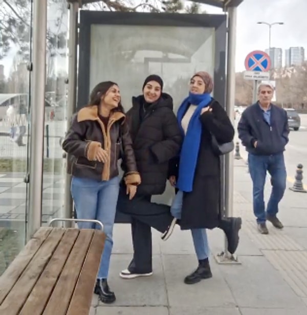 Videoda, gençler kombinlerini göstermek için kamerayı açtıkları sırada arkadan geçen amca, düşünceli haliyle dikkat çekti.