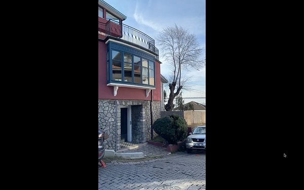 Konak ile Oğuz'un evi aslında birbirine çok yakınken, Neyyir Hanım'ın aslında Tekin ailesinin karşı komşusu olmadığının ortaya çıkması dizinin hayranlarını şaşırttı.