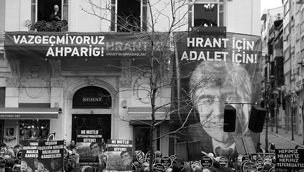 Mahkeme, 9 sanığın müebbet hapis cezasına çarptırılmasına, ayrıca 3 sanığın ise hükmen tutuklanmasına karar verdi.