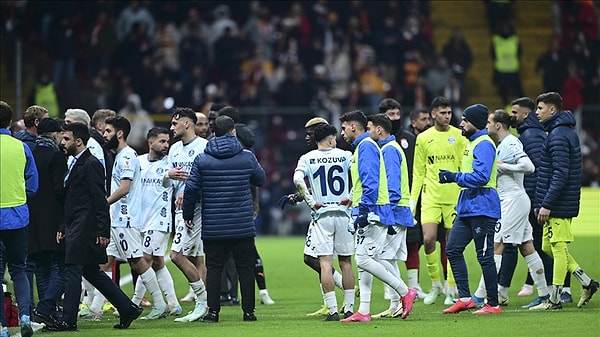 "Sayın Fatih Terim'den sonra Galatasaray tarihine ismini altın harflerle yazdırmasını beklediğimiz Sayın Okan Buruk" denilen açıklamada Buruk'a yönelik "futbolcumuza karşı kendisine yakışmayan hareketlerle, adeta futbolcumuzu azarlayan tavırlarıyla talimat verircesine dikkat çeken jest ve mimikleri centilmenlikten uzak ve sportifliğe aykırı görüntüler sergilemiştir." ifadesi kullanıldı.