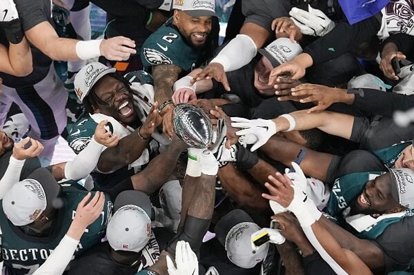 Philadelphia Eagles'ın büyük sevinç yaşadığı gecede tribünlerde de büyük bir yıldız geçidi vardı. Sanatçılar, sporcular, siyasetçiler müsabakayı yerinde takip etti.