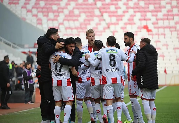 Ligde oynadıkları Eyüpspor maçında kırmızı kart gören oyuncularını sahaya süren Sivasspor'a galip geldiği maçta PFDK'dan hükmen mağlubiyet cezası geldi.