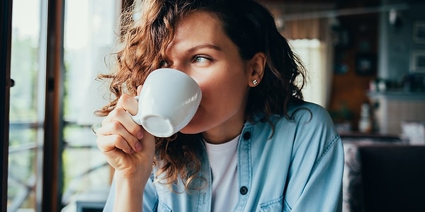 Sevgilisi Olmayan: Sabah gereken saatte uyanır. Günün öneminden uzak kahvesini içerken day dreaming yapar.