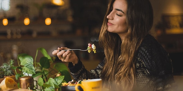 Sevgilisi Olmayan: Kalabalık restoranlar, hediye telaşı ve plan yapma stresi olmadan günü dilediği gibi geçirir!