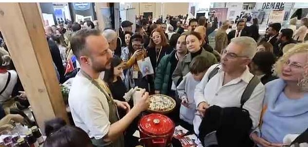 Bu yerel salyangoz yemeğini yemek için ziyaretçilerin sıraya girmiş olması ise ilginç görüntüler yarattı.