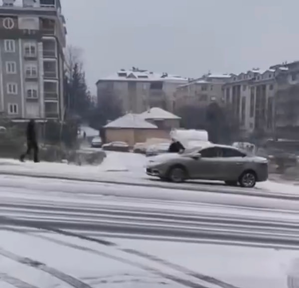 Kar yağışı esnasında hafif yokuş bir yoldan araçla çıkan iki kişi, en son el frenini çekerek araçtan inmeye karar vermişti.