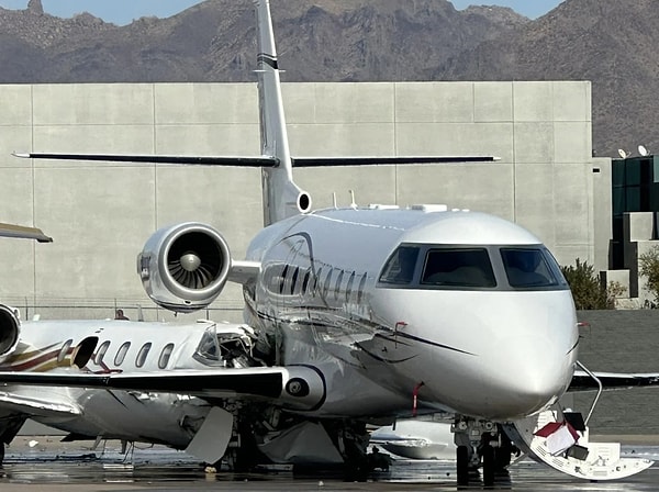 Feci kaza ABD'nin Arizona eyaletindeki Scottsdale Havalimanı'nda meydana geldi. Learjet 35A tipi özel jet, pistten çıkarak park halindeki Gulfstream 200 tipi jete çaptı.