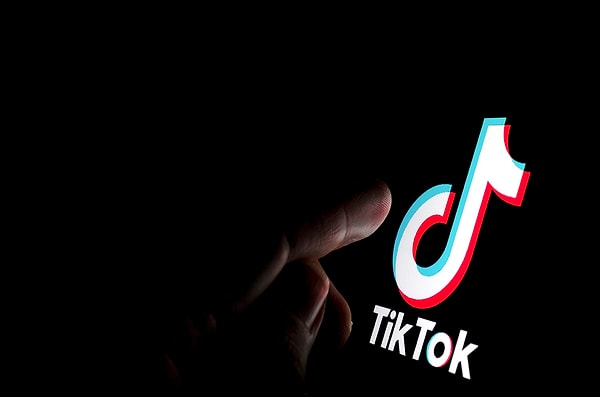 TikTok, 8 milyondan fazla videoyu topluluk kurallarını ihlal ettiği gerekçesiyle yayından kaldırdığını açıkladı.