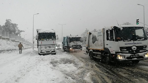 İstanbul’un kuzeybatısı için yayımlanan uyarıda, bu akşam saat 18.00’den yarın akşam saat 18.00’e kadar yerel olarak kuvvetli kar yağışı görüleceği açıklandı.