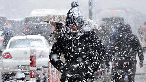 Meteoroloji Genel Müdürlüğü’nden yapılan son açıklamada bu akşam saatlerinde başlayacak kar yağışının 12 Şubat Çarşamba günü artarak devam edeceği uyarısında bulunulmuştu.