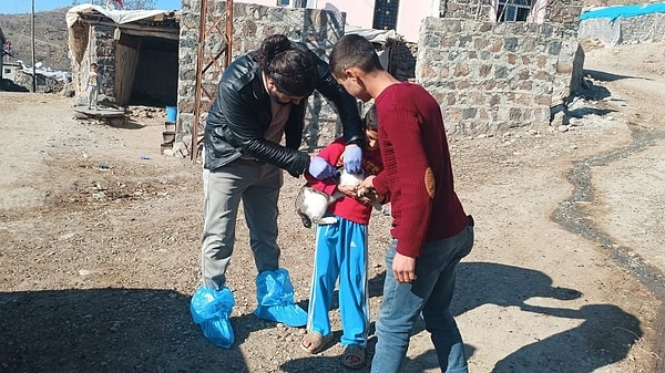 İlçe Tarım ve Orman Müdürlüğü ekiplerinin, mahalledeki hayvanları aşıladığı dile getirildi.