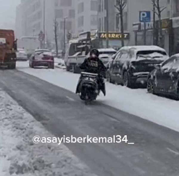 Bursa’da, karla kaplanmış bir yolun açılmasını sağlayan iş makinesinin arkasından ilerleyen bir motosiklet sürücüsü, sevinçle ilerlemeye başladı.