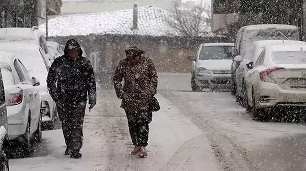 Dün akşam saatlerinden itibaren ise kar yağışı etkisini tekrar gösterdi. İstanbul Büyükşehir Belediyesi Afet İşleri Dairesi Başkanlığı (AKOM) İstanbul için son hava tahmini raporunu paylaştı.