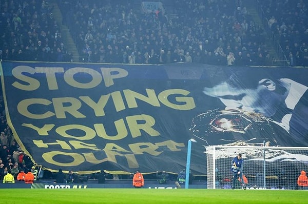 Mücadele öncesinde Manchester City tribünleri, Vini'ye Ballon d’Or mesajı verdi. Rodri’nin ödülü öptüğü fotoğrafın yer aldığı ve “Ağlamayı bırak” yazılı bir pankart açıldı.