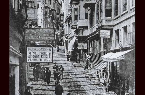 Galata, Osmanlı İmparatorluğu döneminde tüccarların ve bankerlerin merkezi olarak ünlendi. “Galata bankerlerinin öncüsü kim?” diye sorulsa akla ilk olarak bir aile geliyor: Alleon Ailesi. Görseli