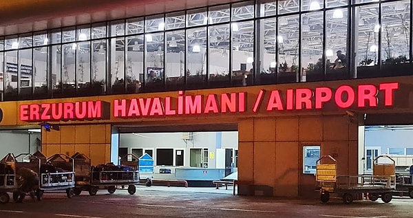 Tartışmanın kavgaya dönüşmesi üzerine pilot, geçiş güzergahı üzerinde oldukları Erzurum Havalimanı'na saat 02.00 sıralarında iniş yaptı. Polis ekipleri, kavgaya karışan 3 kadın ve bir erkek yolcuyu gözaltına aldı.