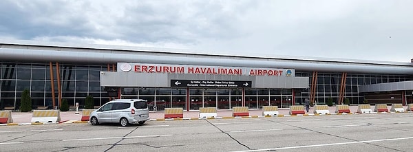 Kavga eden yolcuları Erzurum'a bırakan pilot ise seferine kaldığı yerden devam etti.