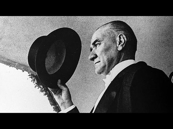 10. Atatürk, hangi şehre yaptığı gezide şapkasını göstererek kıyafet devriminin ilk işaretini vermiştir?