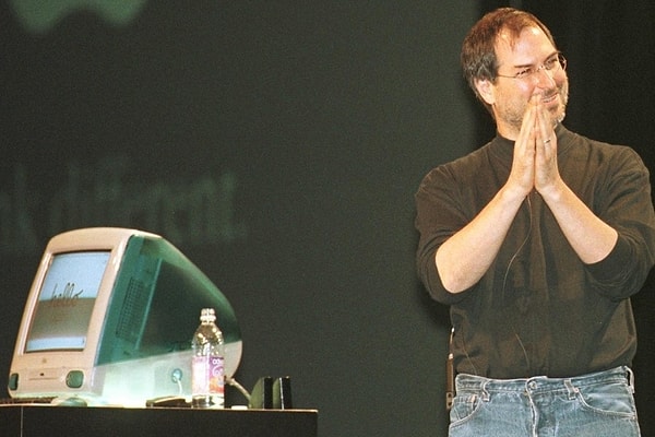 Steve Jobs, lansmanda yaptığı açıklamada, bu “i” harfinin yalnızca “internet” anlamına gelmediğini, Apple’ın temel değerlerini yansıttığını belirtti.