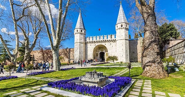 Türkiye'nin en çok aranan müze, ören yeri ve sarayları listesinde ise başta Topkapı Sarayı olmak üzere; Göbeklitepe, Efes Arkeoloji Müzesi ve Bandırma Vapuru gibi birbirinden eşsiz kültürel miraslarımız yer aldı.