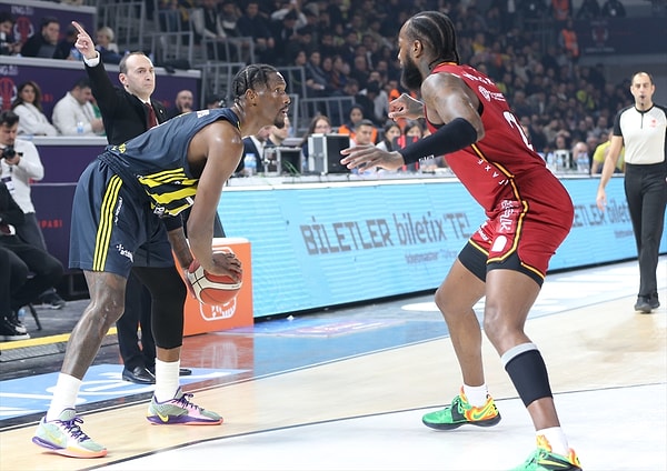 Fenerbahçe Beko - Galatasaray maçının bitimine 8:21 kala, tribünlerden atılan yabancı maddeler nedeniyle hakemler ve Galatasaray takımı soyunma odasına gitti.