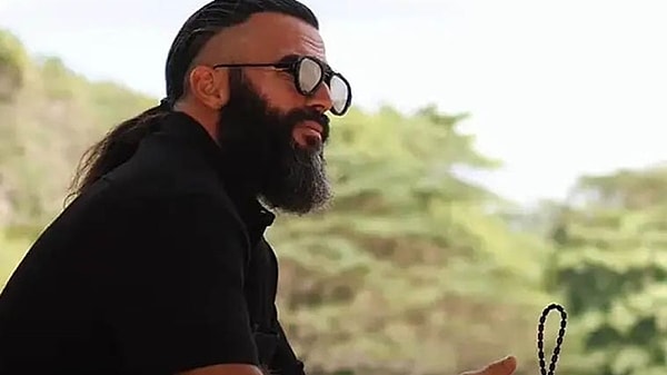 Survivor yarışmasıyla tanıdığımız Turabi de aniden şarkıcılığa bürünmüş ve ''Wine Me, Dine Me'' isimli İngilizce şarkısıyla büyük yankı uyandırmıştı.