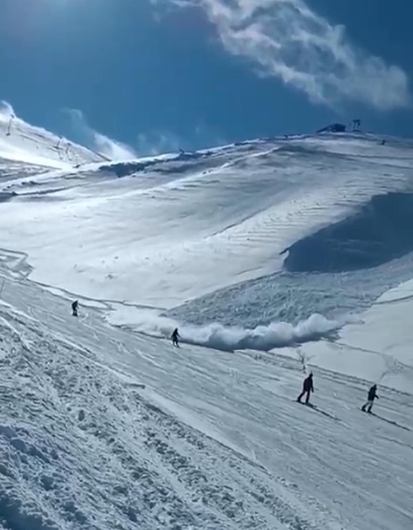 Palandöken Dağı’nın ‘Yusufun Deresi’ mevkisinde çığ düştü. Dağdan kopan çığ kayak merkezinin kuzey pistine aktı.