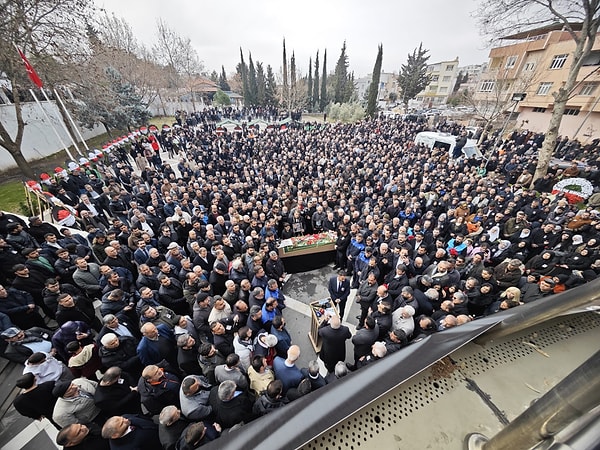 Töreni başta Adıyaman Valisi Osman Varol olmak üzere kentin devlet görevlileri ve sanatçının ailesiyle arkadaşları katıldı.