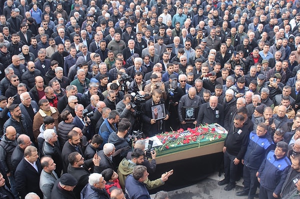 Konuşmaların ardından Kahtalı Mıçe'nin güllerle donatılmış tabutu omuzlara alınıp, Karşıyaka Belediye Mezarlığı'na toprağa verildi.