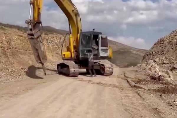 O anlar sosyal medyada hızla yayılırken, kazanın önlenmesi herkese derin bir nefes aldırdı.