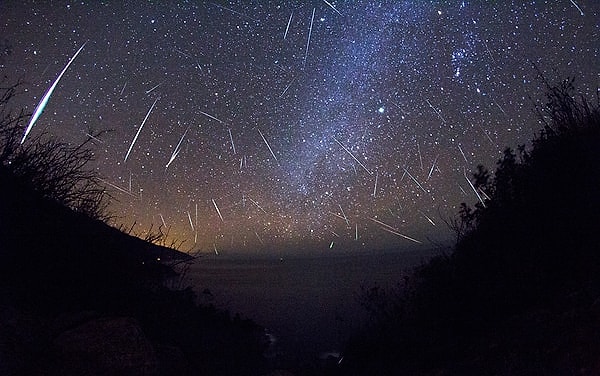 Şehir ışıklarından uzak bir noktaya gitme şansınız varsa yılın belli zamanlarında yaşanan meteor yağmurlarına denk gelebilirsiniz.