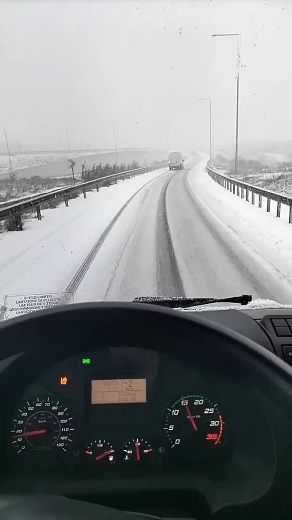 Bu sabah erken saatlerde, İstanbul’un kuzey ilçelerine ilk kar yağışı düşmeye başladı.