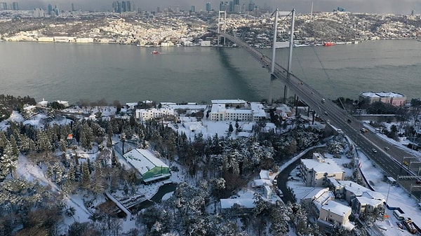 İstanbul’daki olumsuz hava koşulları nedeniyle İstanbul Boğazı da geçici olarak kapatıldı.