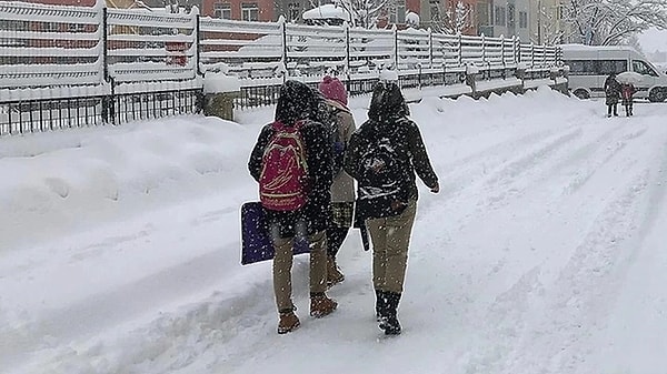 Eğitime kar engeli geldi. Sibirya üzerinden yurda giren Altay Kar Fırtınası, hava sıcaklıklarını mevsim normallerinin altına düşürdü. Kar yağışının etkisini gösterdiği 16 ilde okullar tatil edildi.