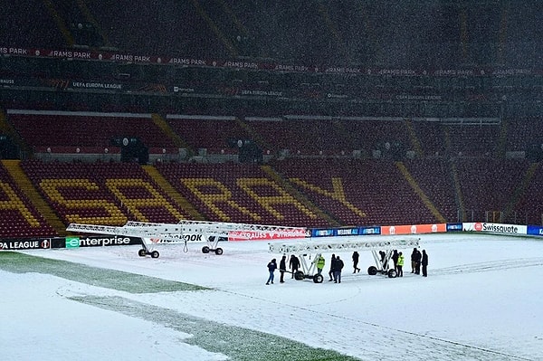 İstanbul’da etkili olan kar yağışı nedeniyle karşılaşmanın oynanacağı Rams Park'ta yoğun şekilde çalışmalar yapılıyor.