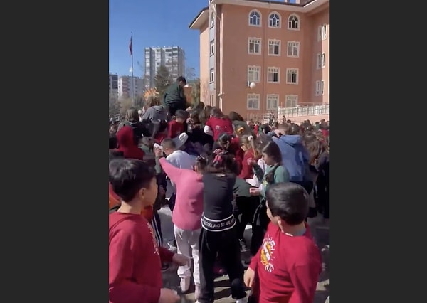 Adana'da yaşadıkların bölgede kar yapmadığı için üzülen çocuklara Adana Büyükşehir Belediyesi'nden tatlı bir jest geldi.