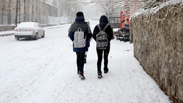 Bursa'da dün akşam saatlerinde başlayan ve aralıklarla devam eden kar yağışı nedeniyle, yarın eğitime 1 gün ara verildi.