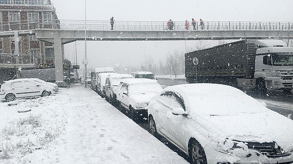 Yurt genelinde yoğun kar yağışı etkili oluyor. Bugün, kar yağışının etkisini artırması bekleniyor ve hafta sonu boyunca yoğun bir şekilde devam etmesi bekleniyor.