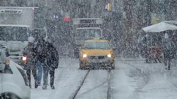 İstanbulluları dışarı çıkmamaları konusunda uyaran İstanbul Büyükşehir Belediye Başkanı Ekrem İmamoğlu, sıcaklıkların gece daha da düşeceği, özellikle de cumartesi gecesinin en soğuk gece olacağını açıkladı.