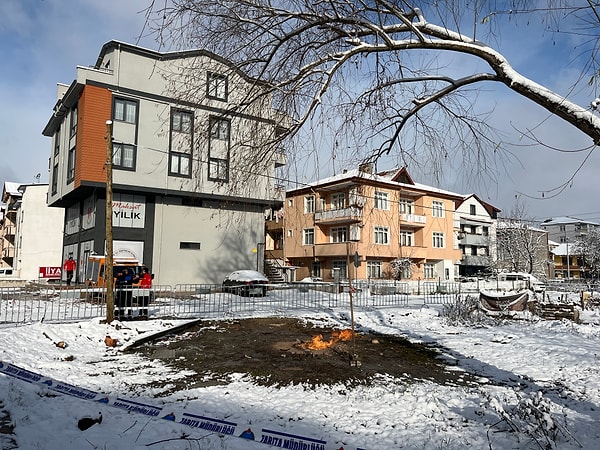 Olay, Kartepe ilçesi Dumlupınar Mahallesi Bedir Sokak ile Ulus Caddesi kesişimindeki arazide meydana geldi.