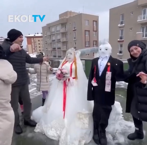 Vatandaşlar kardan gelin ve damat yaparak bir düğün atmosferi oluşturdu.