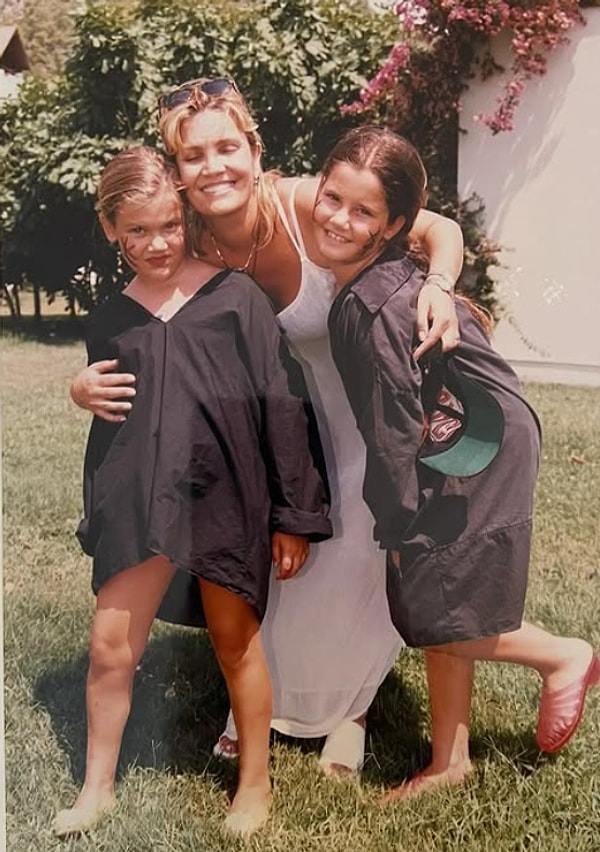 Derya Şensoy, Ferhan Şensoy ve Derya Baykal'ın kızı olarak 7 Şubat 1990 tarihinde İstanbul'da dünyaya geldi.