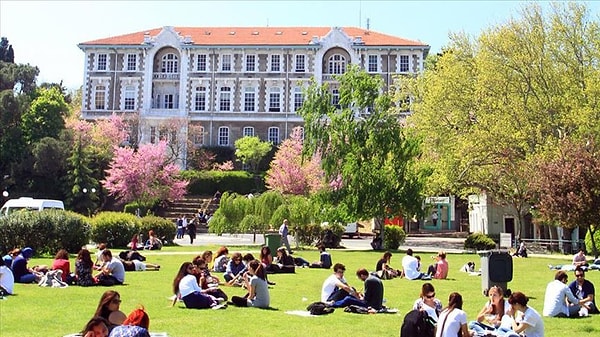 Boğaziçi Üniversitesi’nden öğrencilere gönderilen bir e-mail sosyal medyada günden yarattı.