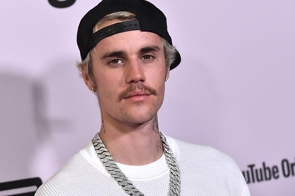 Dalgalı denizler misali inişli çıkışlı kariyeri ve güzeller güzeli eşi Hailey Bieber ile yaşadığı evliliği dillerden düşmeyen yıldız Justin Bieber’ı mutlaka tanıyorsunuz.