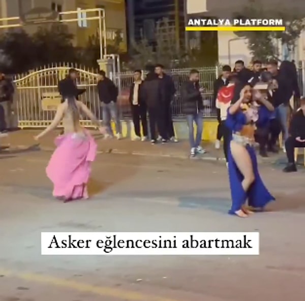 Asker eğlencesi sırasında sokakta dansöz oynatan gençler, etrafta bulunanları şaşkına çevirdi.
