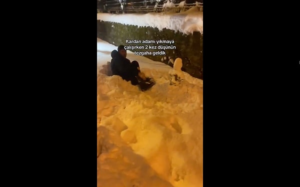 Kardan adamın bir yangın musluğunun üzerine yapıldığını acı bir şekilde farkeden gencin eğlencesi tatsız bitti.