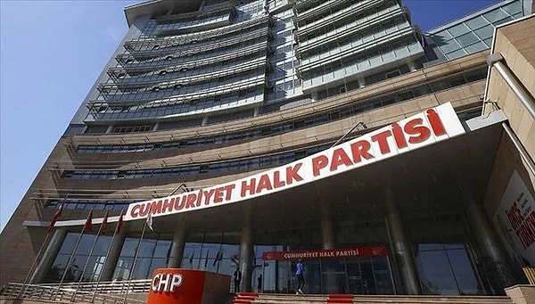 Terör örgütü elebaşı Abdullah Öcalan'ın PKK’ya silah bırakma çağrısının ardından CHP Merkez Yönetim Kurulu olağanüstü toplandı.