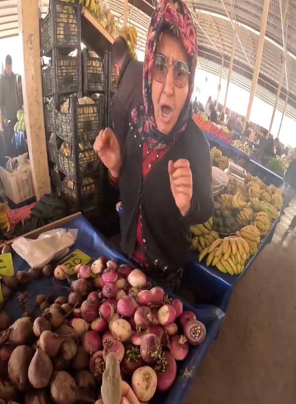 Yılanı gören teyzeler oyuncak olup olmadığını ayırt edene kadar ilk görüşte çoktan panik oluyorlardı.