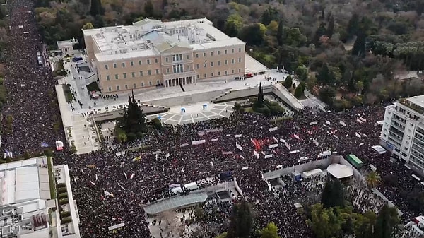 Başkent Atina'da Sintagma Meydanı'nda toplanan binlerce kişi, "Adalet istiyoruz" sloganları atarak hükümete tepki gösterdi.